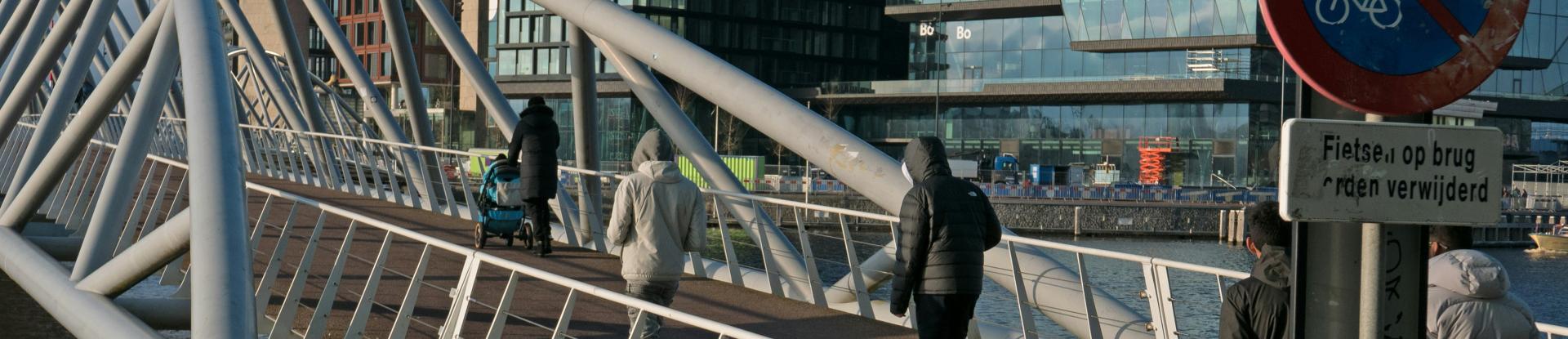 Millennium Bridge from Fons Heijnsbroek on unsplash 