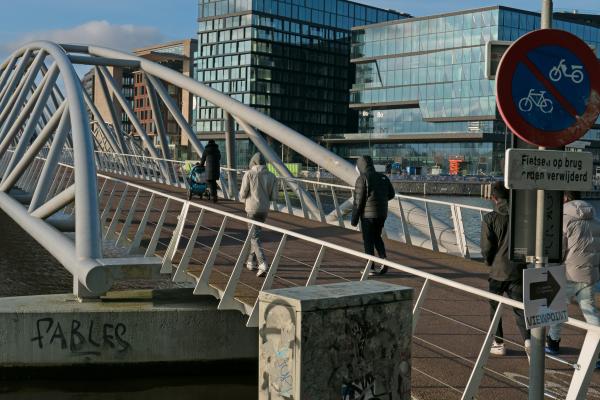 Millennium Bridge from Fons Heijnsbroek on unsplash 